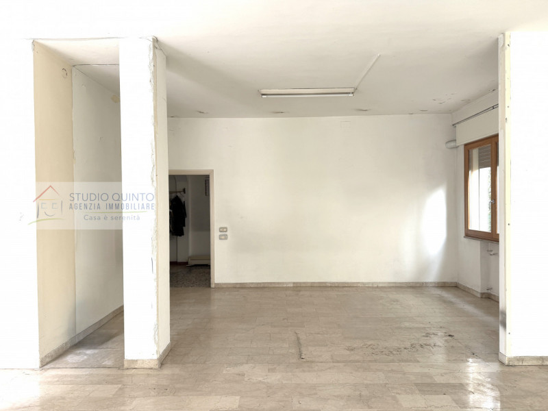 Negozio al piano terra, ad uso commerciale/direzionale, posizionato nel cuore del paese, fronte s...