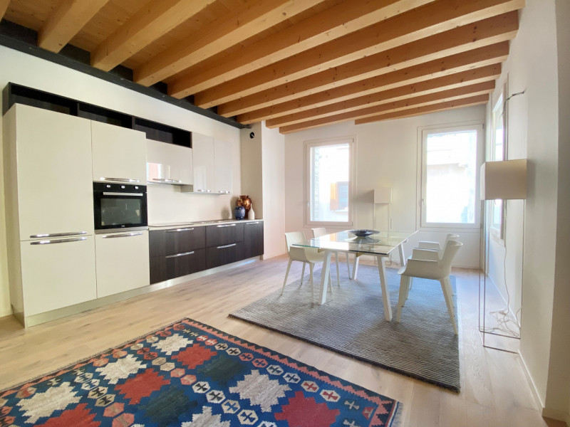 Scopri il tuo nuovo rifugio nel cuore di Castelfranco Veneto! Questo splendido appartamento quadr...