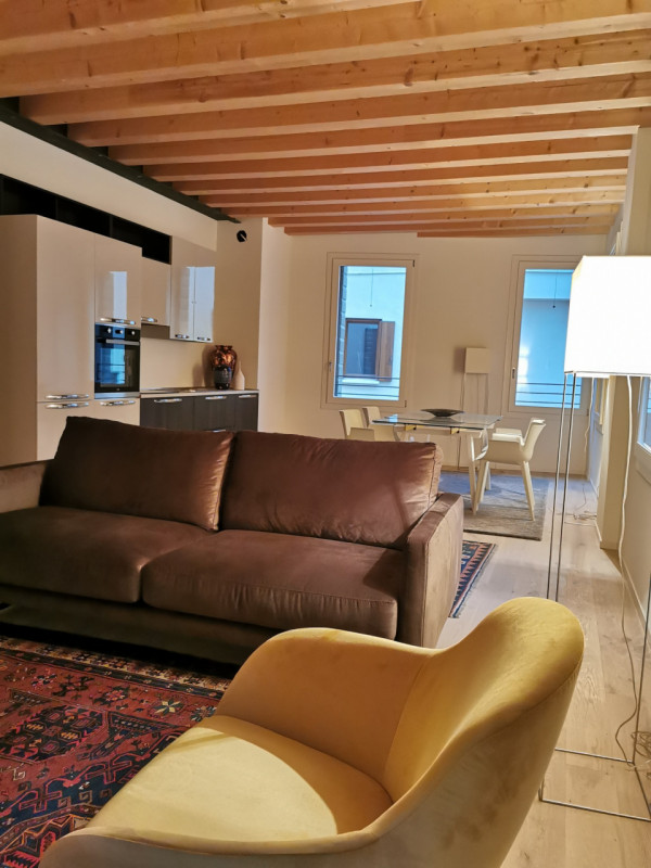 Scopri il tuo nuovo rifugio nel cuore di Castelfranco Veneto! Questo splendido appartamento quadr...