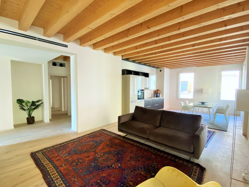 Scopri il tuo nuovo rifugio nel cuore di Castelfranco Veneto! Questo splendido appartamento quadr...