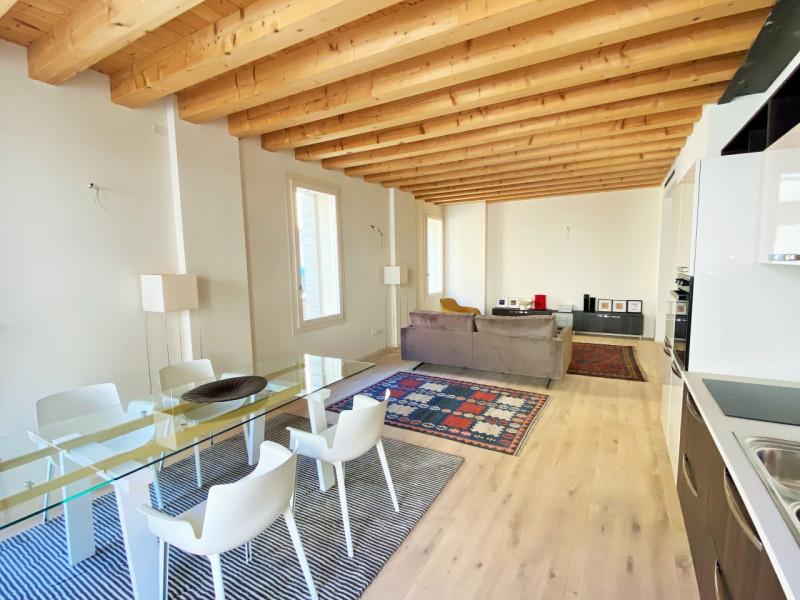 Scopri il tuo nuovo rifugio nel cuore di Castelfranco Veneto! Questo splendido appartamento quadr...