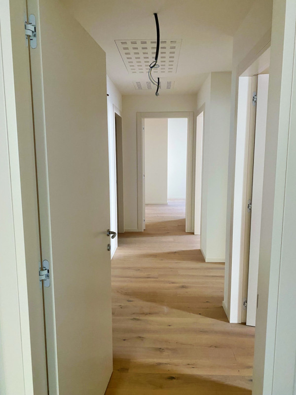 Scopri il tuo nuovo rifugio nel cuore di Castelfranco Veneto! Questo splendido appartamento quadr...