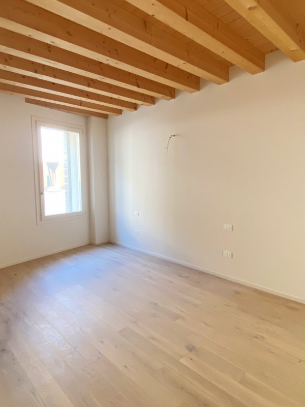 Scopri il tuo nuovo rifugio nel cuore di Castelfranco Veneto! Questo splendido appartamento quadr...