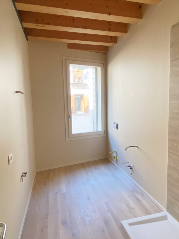 Scopri il tuo nuovo rifugio nel cuore di Castelfranco Veneto! Questo splendido appartamento quadr...