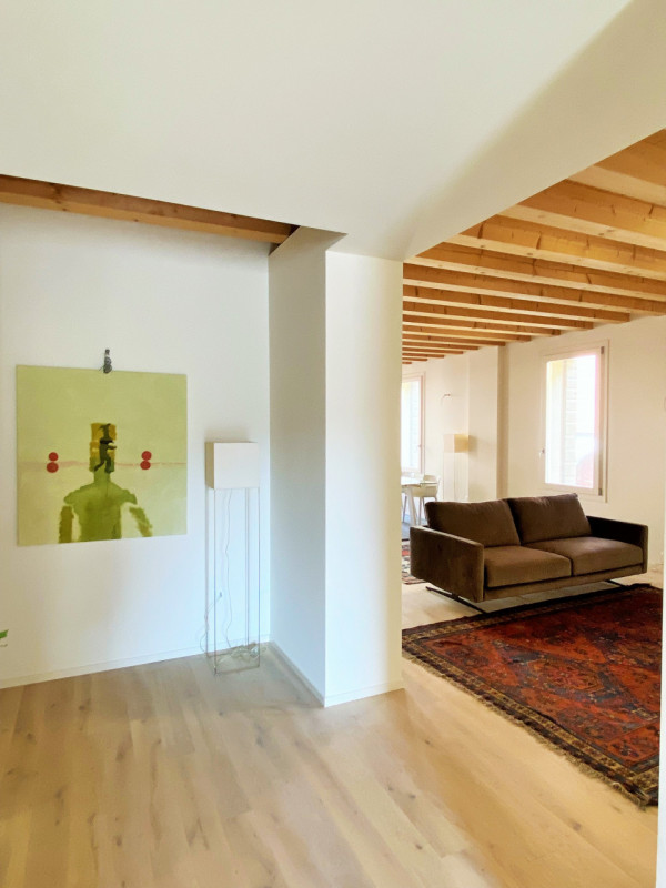 Scopri il tuo nuovo rifugio nel cuore di Castelfranco Veneto! Questo splendido appartamento quadr...