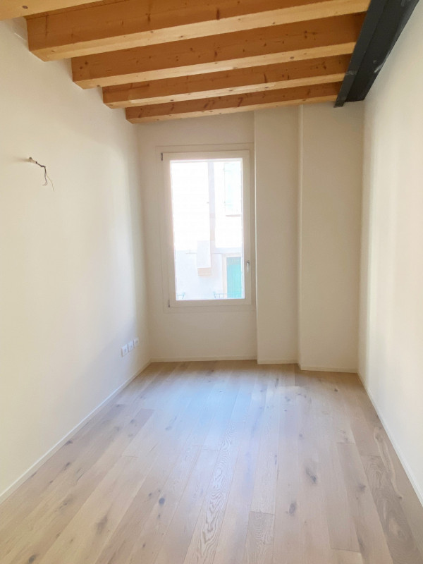 Scopri il tuo nuovo rifugio nel cuore di Castelfranco Veneto! Questo splendido appartamento quadr...