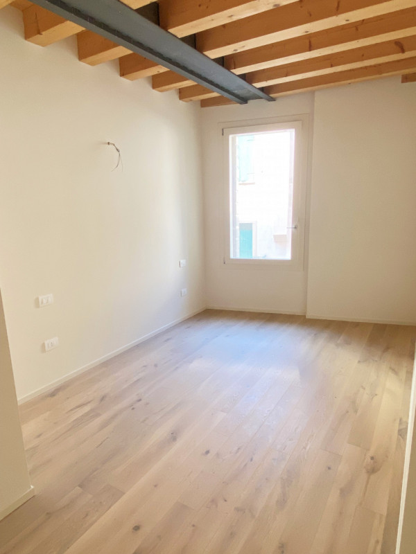 Scopri il tuo nuovo rifugio nel cuore di Castelfranco Veneto! Questo splendido appartamento quadr...