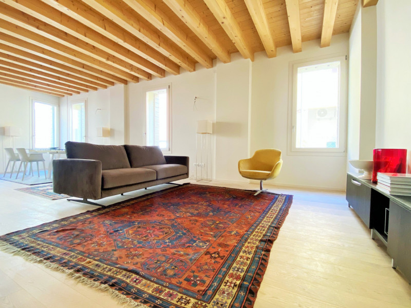 Scopri il tuo nuovo rifugio nel cuore di Castelfranco Veneto! Questo splendido appartamento quadr...