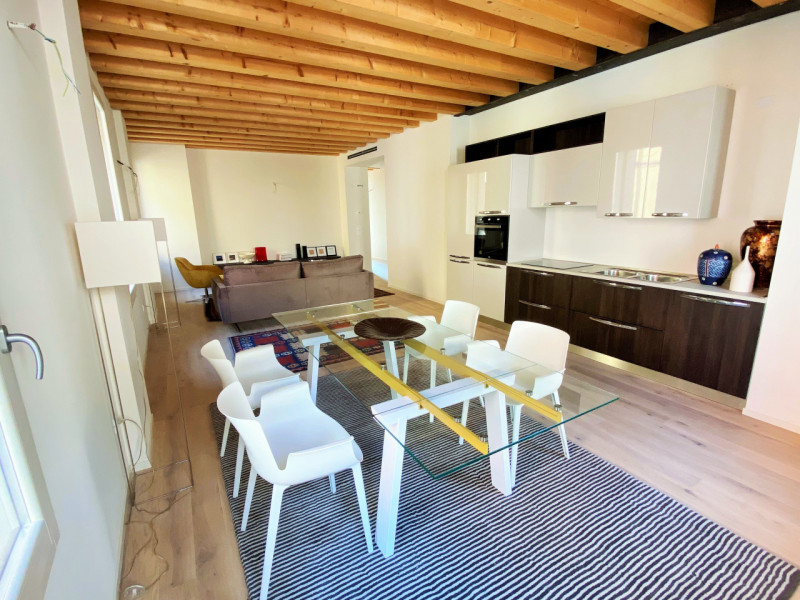 Scopri il tuo nuovo rifugio nel cuore di Castelfranco Veneto! Questo splendido appartamento quadr...