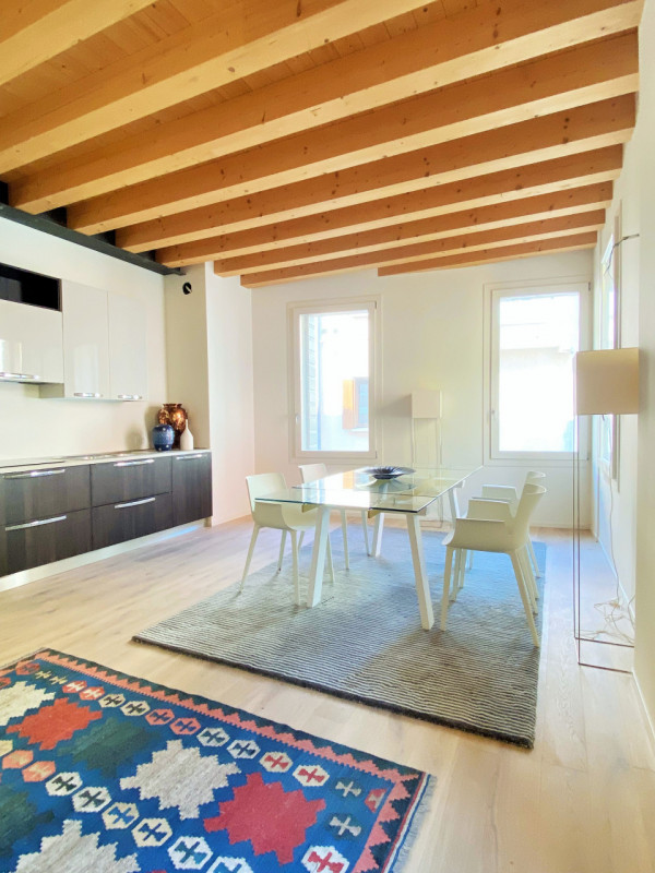 Scopri il tuo nuovo rifugio nel cuore di Castelfranco Veneto! Questo splendido appartamento quadr...