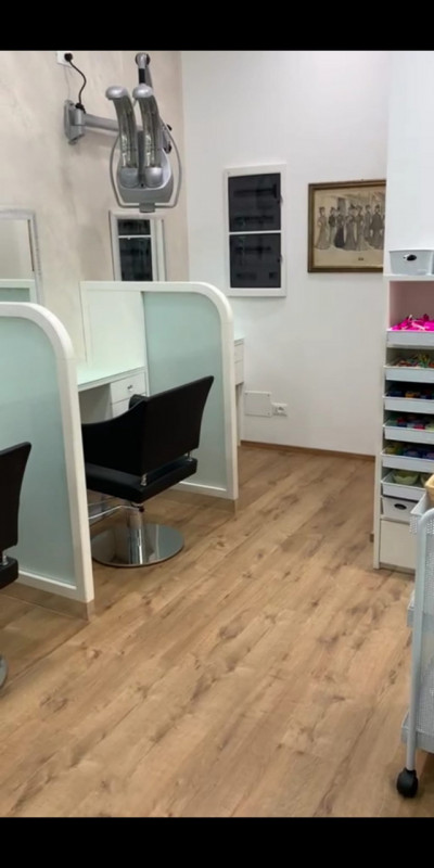 Abano Terme, in zona pedonale, attività di parrucchiera con ottimo avviamento, attrezzature e arr...
