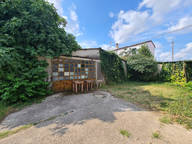 Proponiamo in vendita a Solesino, in una zona tranquilla al confine con Sant'Elena e Monselice, c...