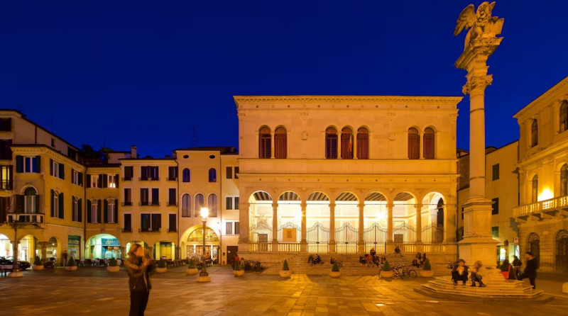PADOVA CENTRO STORICO, Riferimento MC001: tra Piazza dei Signori e Piazza Duomo in zona ZTL, impo...