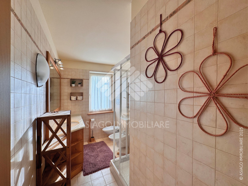 Asiago Immobiliare propone questa rivendita in esclusiva nel contesto Residenziale di Borgo Ecche...