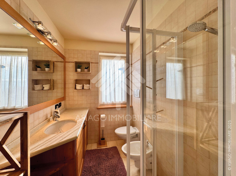 Asiago Immobiliare propone questa rivendita in esclusiva nel contesto Residenziale di Borgo Ecche...