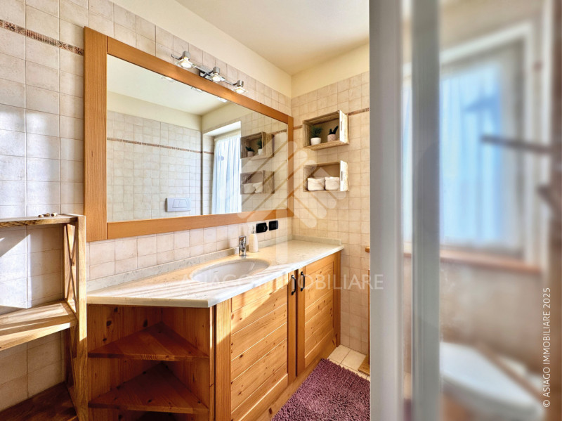 Asiago Immobiliare propone questa rivendita in esclusiva nel contesto Residenziale di Borgo Ecche...