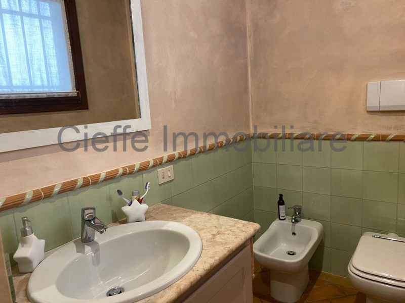 A partire da FEBBRAIO 2026, questo splendido appartamento trilocale offre un perfetto equilibrio ...