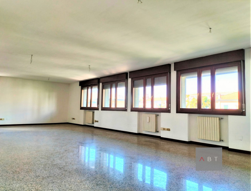 Situati nella frazione di Mejaniga, disponibili due uffici rispettivamente di 60 mq. e 90 mq. ent...