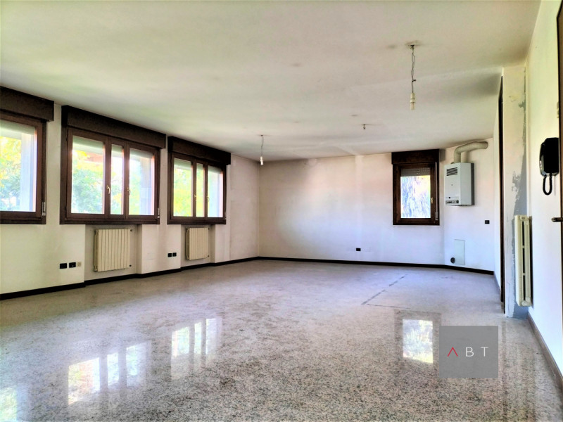 Situati nella frazione di Mejaniga, disponibili due uffici rispettivamente di 60 mq. e 90 mq. ent...