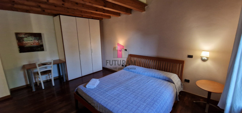 VICENZA RIF.179MAT  TEL 0444310220 - 3929183796

Si vende piastra di 950mq ben tenuta con esterno...