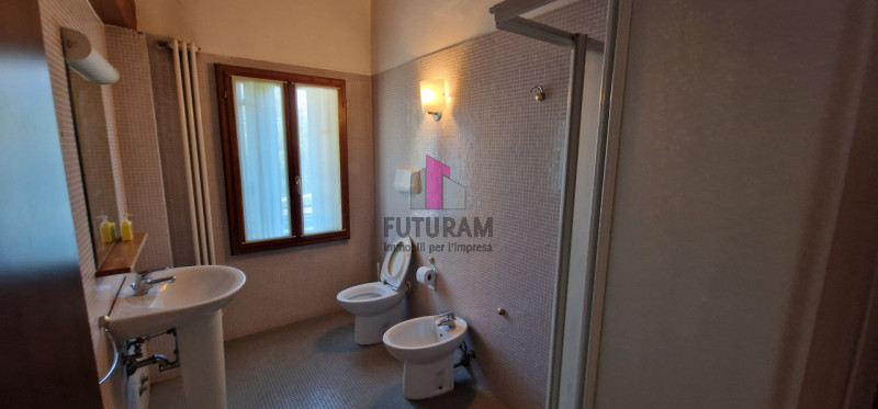 VICENZA RIF.179MAT  TEL 0444310220 - 3929183796

Si vende piastra di 950mq ben tenuta con esterno...