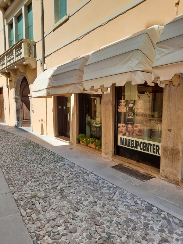 IMPERDIBILE NEGOZIO CENTRO STORICO VIA S. LUCIA vicinanze delle Piazze di mq. 40 con vetrina, zon...