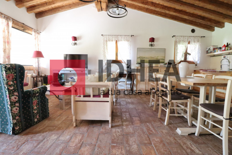 SPRESIANO - VISNADELLO:

In vendita a Visnadello un edificio di notevole interesse storico archit...