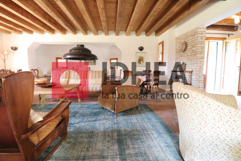 SPRESIANO - VISNADELLO:

In vendita a Visnadello un edificio di notevole interesse storico archit...