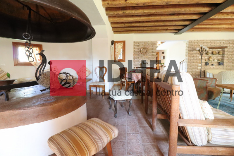 SPRESIANO - VISNADELLO:

In vendita a Visnadello un edificio di notevole interesse storico archit...