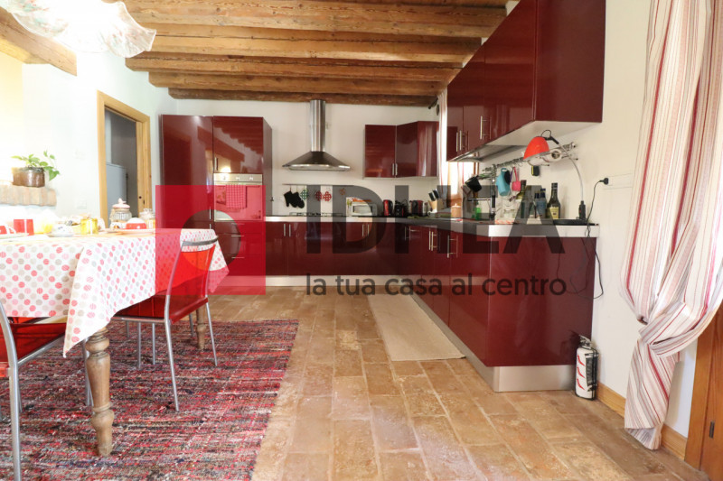 SPRESIANO - VISNADELLO:

In vendita a Visnadello un edificio di notevole interesse storico archit...