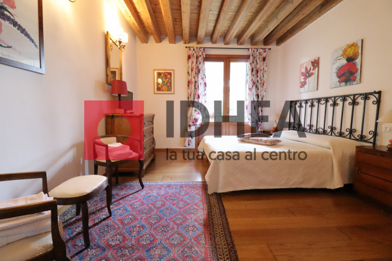 SPRESIANO - VISNADELLO:

In vendita a Visnadello un edificio di notevole interesse storico archit...