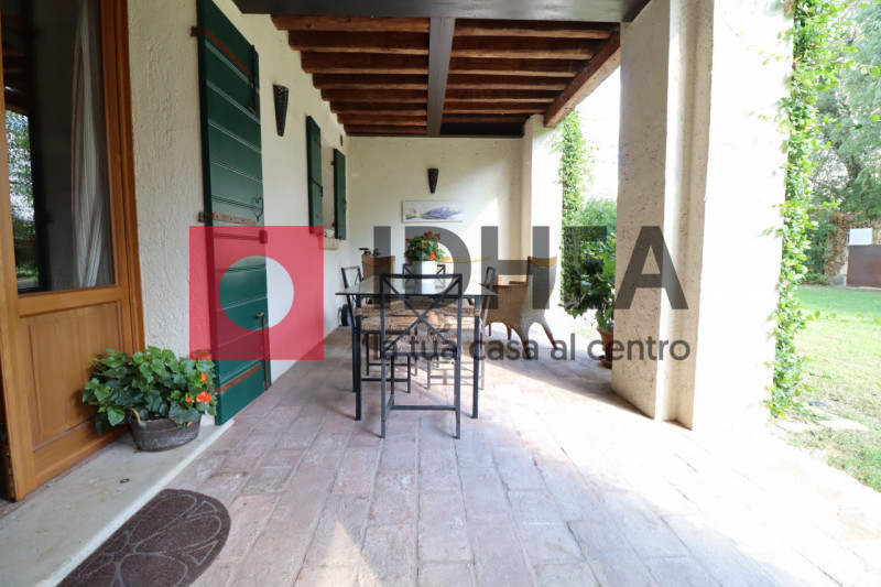 SPRESIANO - VISNADELLO:

In vendita a Visnadello un edificio di notevole interesse storico archit...