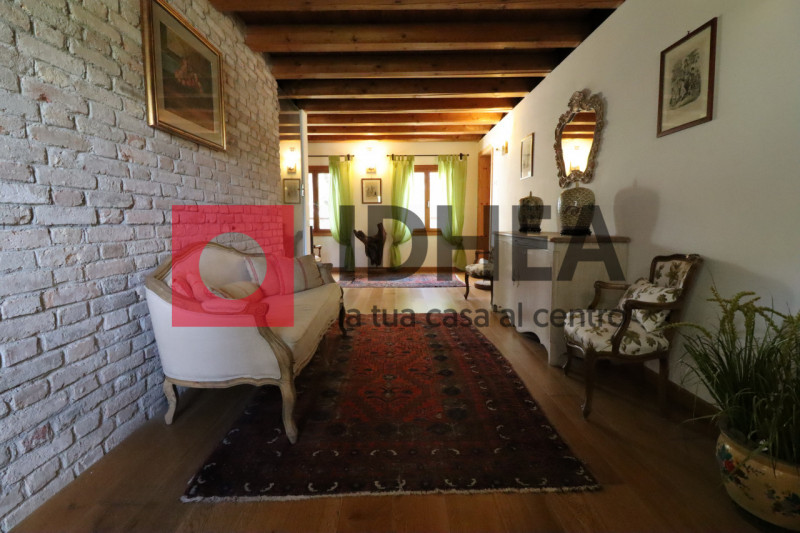 SPRESIANO - VISNADELLO:

In vendita a Visnadello un edificio di notevole interesse storico archit...