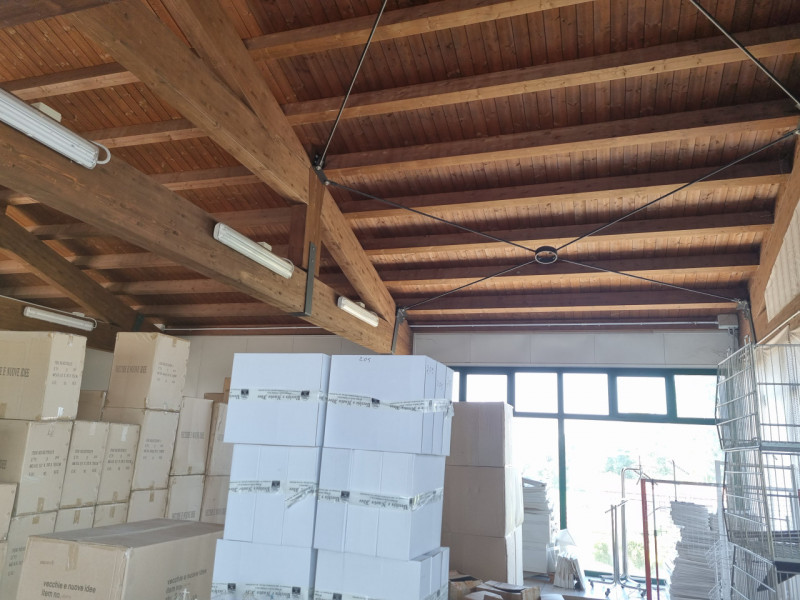 Fabbricato composto al piano terra da un locale di circa 630 mq. con destinazione in parte commer...