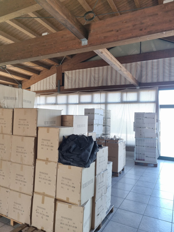 Fabbricato composto al piano terra da un locale di circa 630 mq. con destinazione in parte commer...