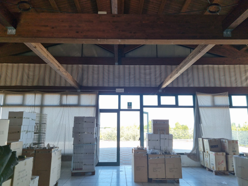 Fabbricato composto al piano terra da un locale di circa 630 mq. con destinazione in parte commer...