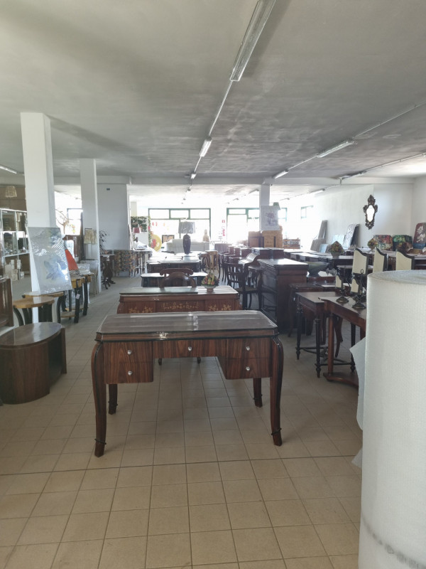 Fabbricato composto al piano terra da un locale di circa 630 mq. con destinazione in parte commer...