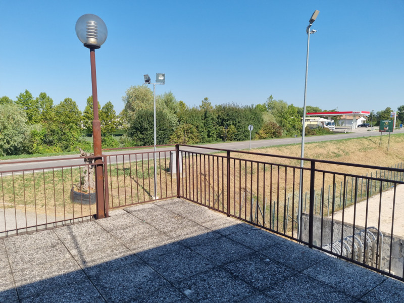 Fabbricato composto al piano terra da un locale di circa 630 mq. con destinazione in parte commer...