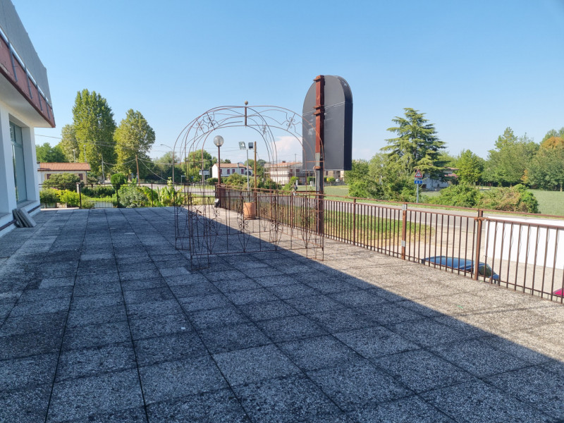 Fabbricato composto al piano terra da un locale di circa 630 mq. con destinazione in parte commer...