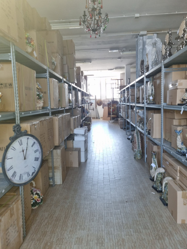 Fabbricato composto al piano terra da un locale di circa 630 mq. con destinazione in parte commer...