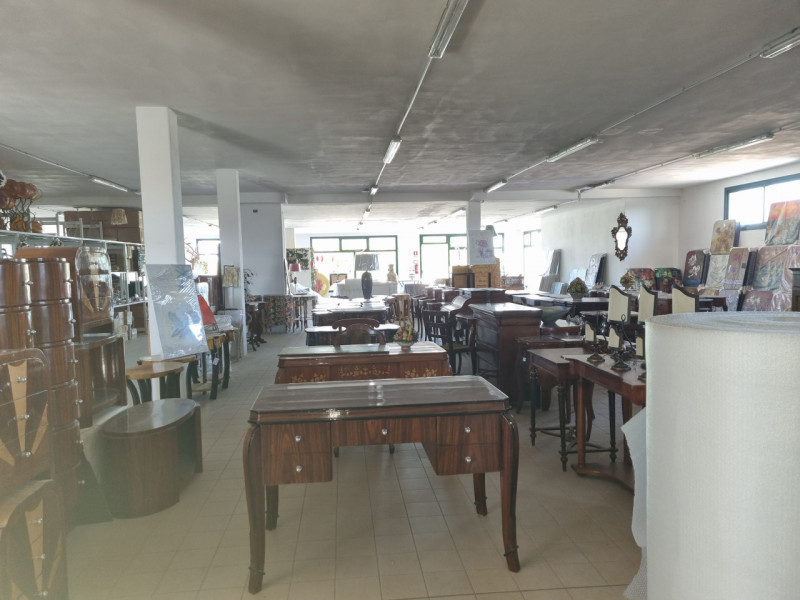 Fabbricato composto al piano terra da un locale di circa 630 mq. con destinazione in parte commer...