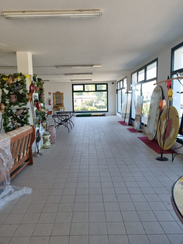 Fabbricato composto al piano terra da un locale di circa 630 mq. con destinazione in parte commer...