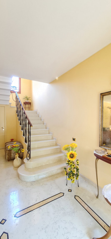 Nel cuore di Abano Terme, a pochi passi dal suggestivo Duomo di San Lorenzo, proponiamo in vendit...