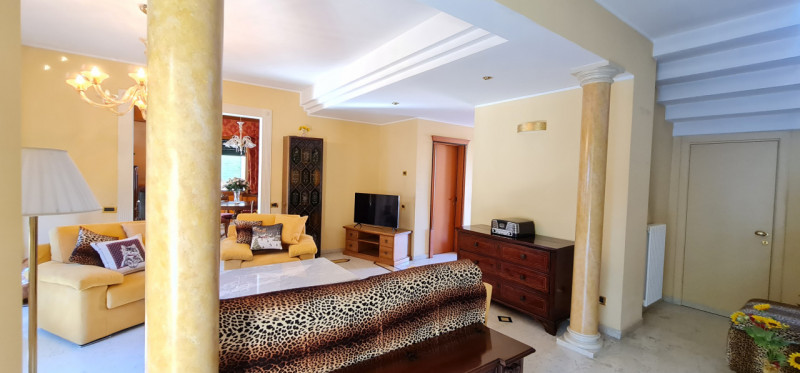 Nel cuore di Abano Terme, a pochi passi dal suggestivo Duomo di San Lorenzo, proponiamo in vendit...