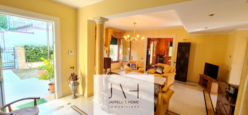 Nel cuore di Abano Terme, a pochi passi dal suggestivo Duomo di San Lorenzo, proponiamo in vendit...