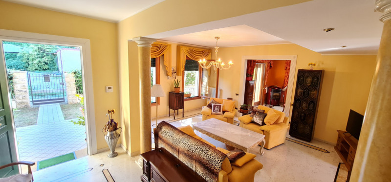 Nel cuore di Abano Terme, a pochi passi dal suggestivo Duomo di San Lorenzo, proponiamo in vendit...