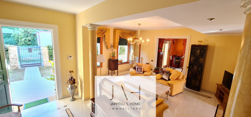 Nel cuore di Abano Terme, a pochi passi dal suggestivo Duomo di San Lorenzo, proponiamo in vendit...