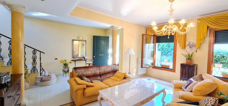 Nel cuore di Abano Terme, a pochi passi dal suggestivo Duomo di San Lorenzo, proponiamo in vendit...