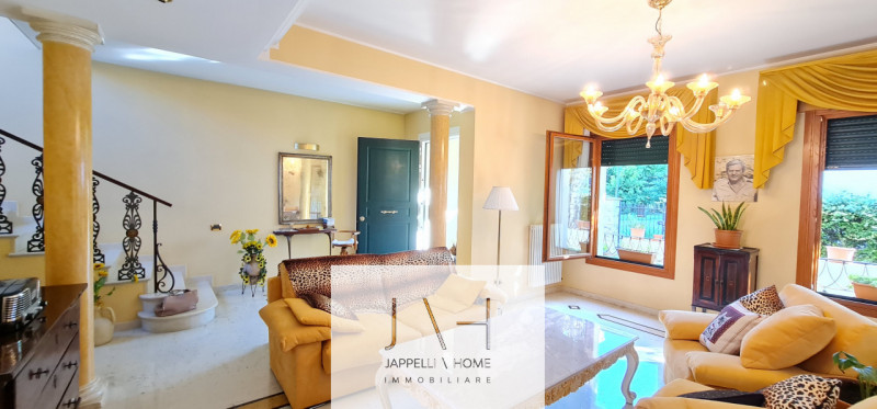 Nel cuore di Abano Terme, a pochi passi dal suggestivo Duomo di San Lorenzo, proponiamo in vendit...