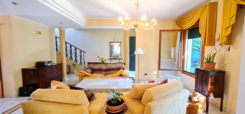 Nel cuore di Abano Terme, a pochi passi dal suggestivo Duomo di San Lorenzo, proponiamo in vendit...